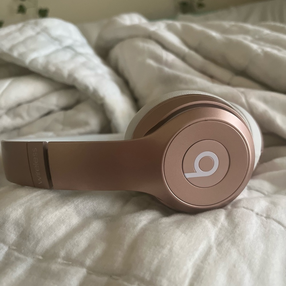 rose gold wireless beats headphones!!